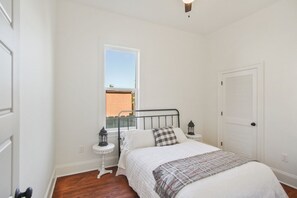 2 habitaciones, tabla de planchar con plancha, wifi y ropa de cama