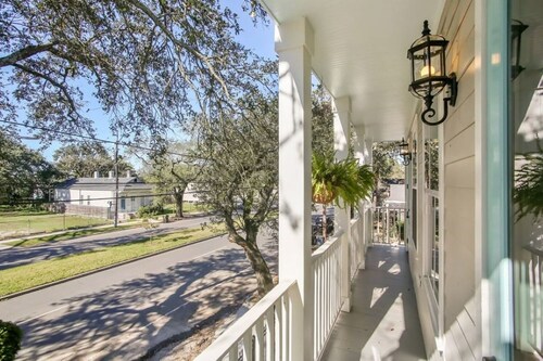 Charming NOLA Villa-  Pets OK, Close to street cars