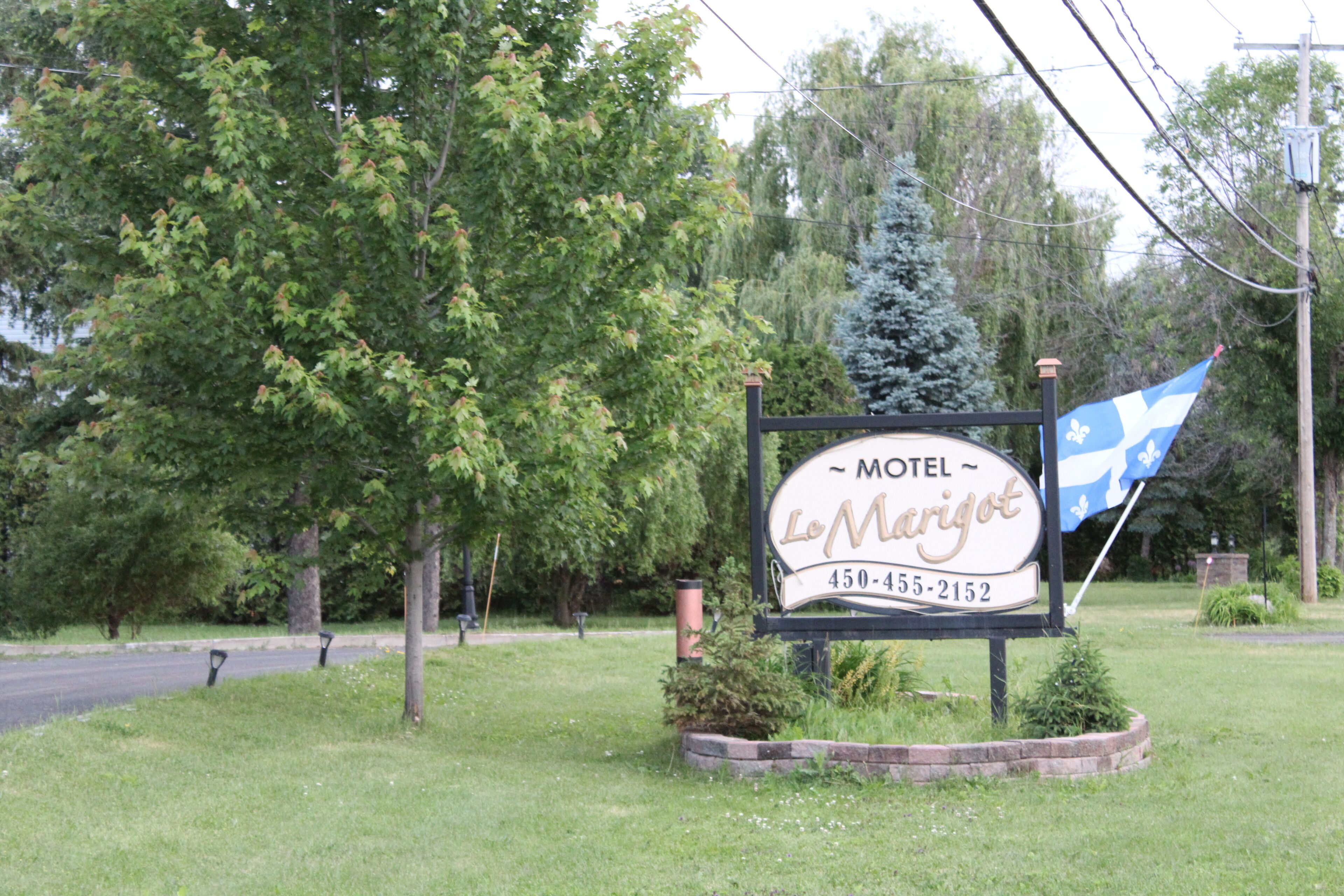 Une enseigne de motel portant le nom « Lo Marigot » et un numéro de téléphone.