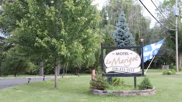 Placa de motel com o nome 'Lo Marigot' e um número de telefone.