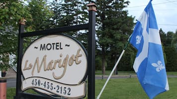 A motel sign with the name 'Le Marigot' and a phone number.