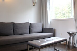 Classic Suite | Living area | 45-inch flat-screen TV with cable channels, TV - Le Marigot (Vaudreuil)