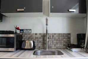Classic Suite | Living area | 45-inch flat-screen TV with cable channels, TV - Le Marigot (Vaudreuil)