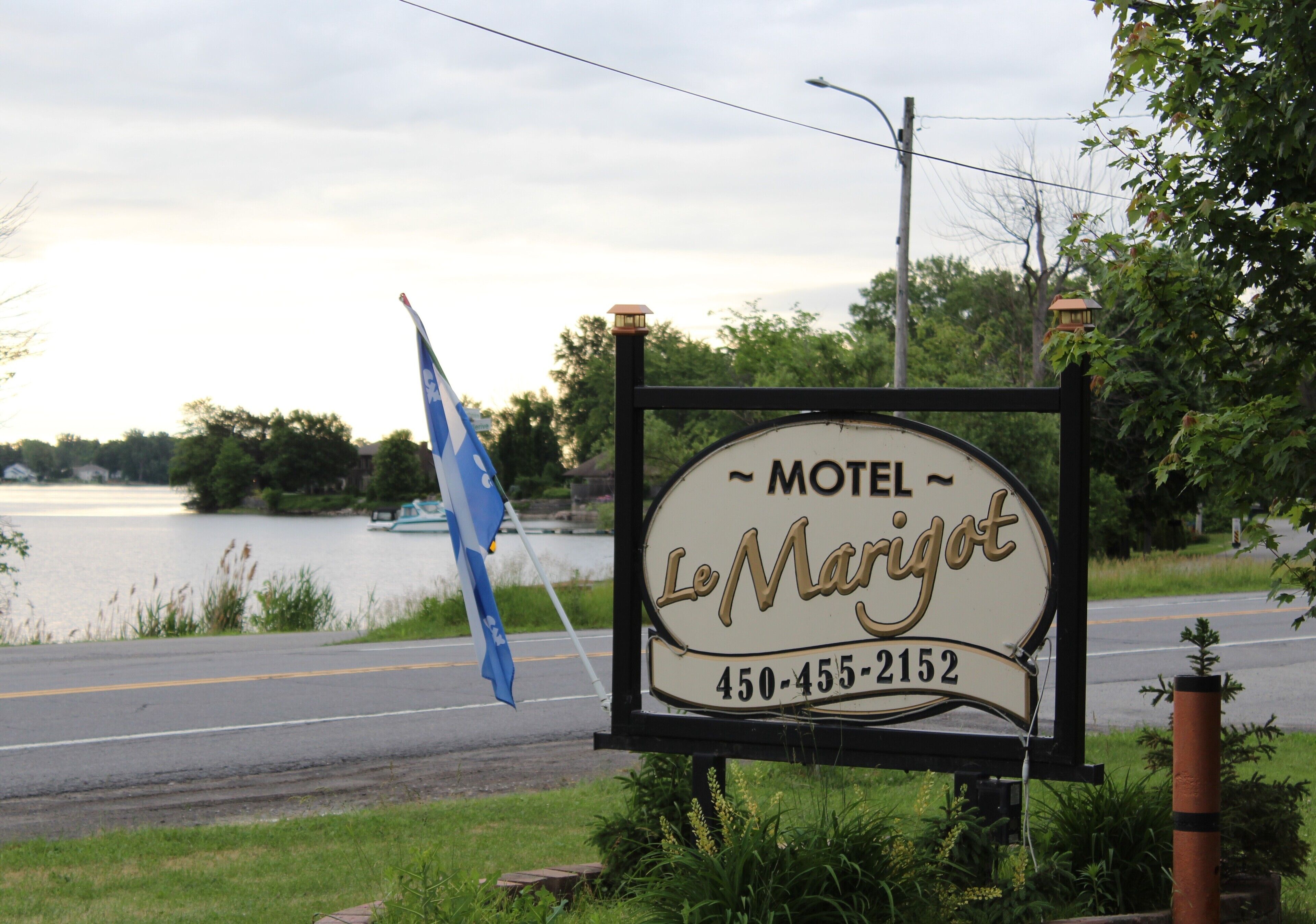 Señal de motel con el nombre 'Le Marigot' y un número de teléfono.