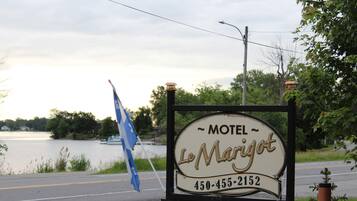Señal de motel con el nombre 'Le Marigot' y un número de teléfono.