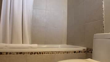 Bañera con ducha, toallas