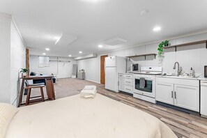 4 bedrooms, desk, iron/ironing board, travel cot