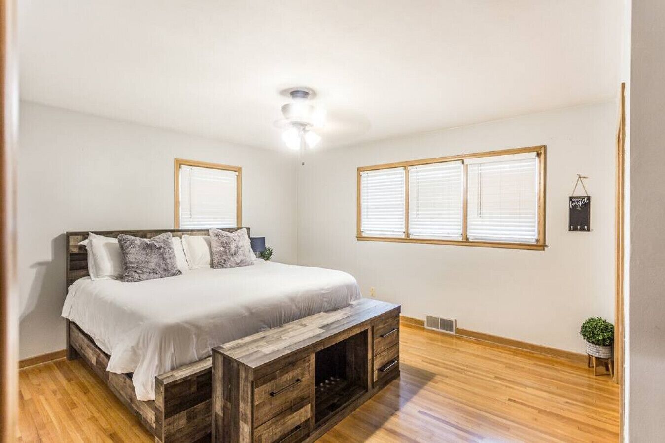 4 soverom, skrivebord, strykejern/-brett og reiseseng for barn