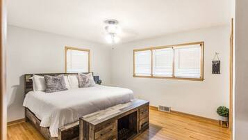 4 soverom, skrivebord, strykejern/-brett og reiseseng for barn