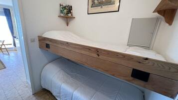 1 chambre, fer et planche Ă repasser