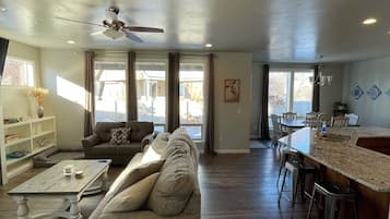 Smart-TV, Kamin, Tischfußball, Tischtennisplatte