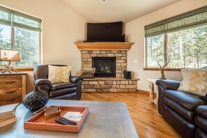 Smart TV, chimenea, tenis de mesa y libros 