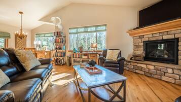 TV connectée, cheminée, table de tennis de table, livres