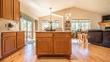 TV connectée, cheminée, table de tennis de table, livres