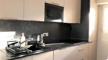 Kühlschrank, Geschirrspüler, Kochgeschirr/Geschirr/Besteck