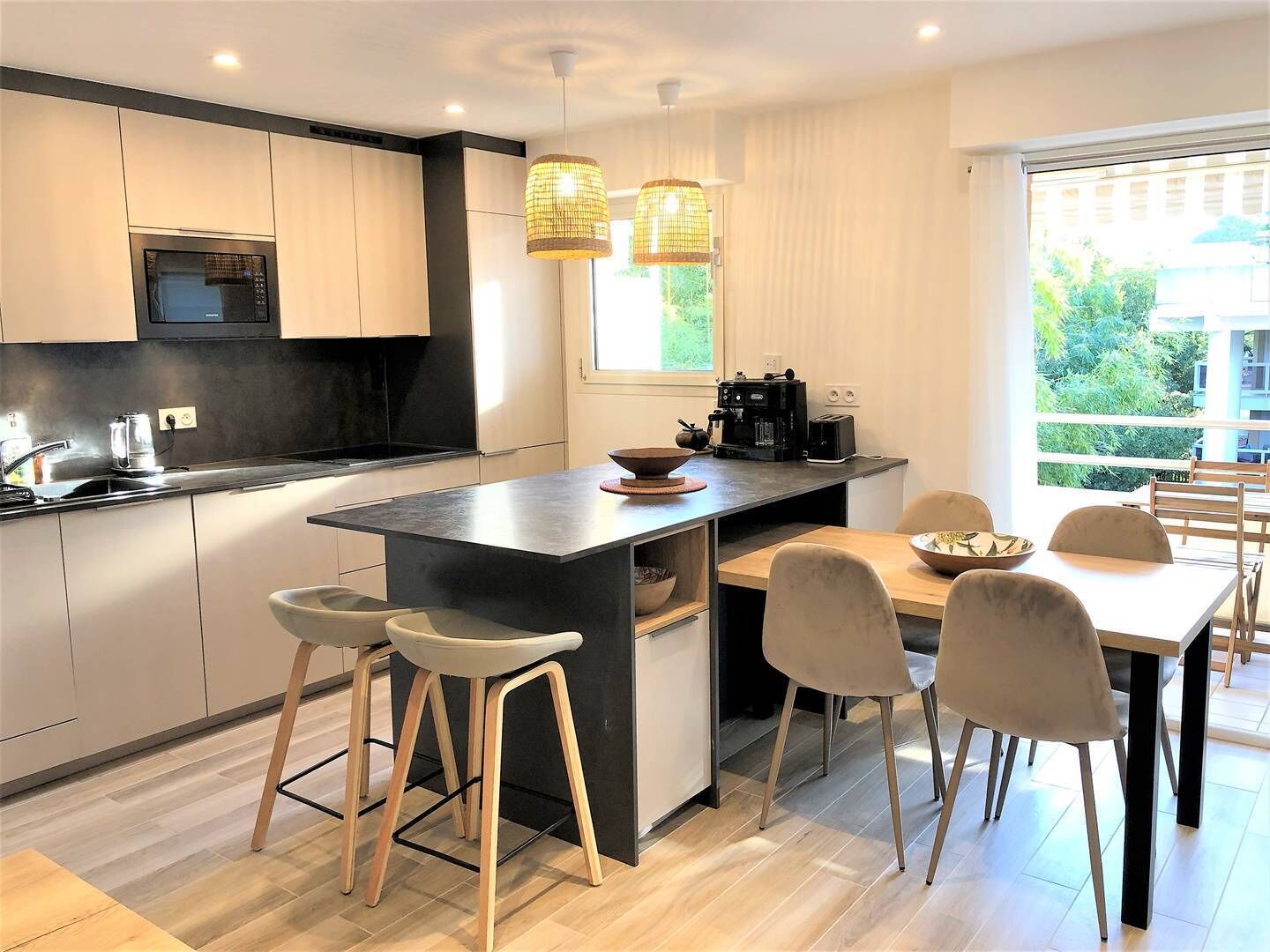 Kühlschrank, Geschirrspüler, Kochgeschirr/Geschirr/Besteck