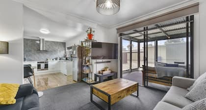 Comfort behind Crouch In CBD, newly renovated, perfect for the family & pets