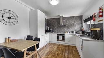Full-size fridge, microwave, oven, stovetop