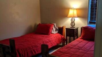 2 室のベッドルーム、WiFi (無料)、ベッドシーツ