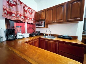 Refrigerador, microondas, parrilla de estufa y cafetera y tetera 