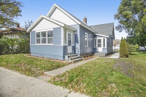 Exterior - Bright Side Bungalow (Muskegon)
