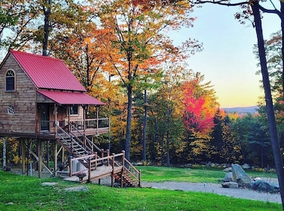 Handcrafted NH Treehouse · 2hr Boston · Fire Pit, Lake, Stargazing
