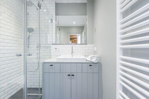 Dusche, Haartrockner, Handtücher