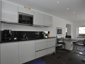 Kühlschrank, Mikrowelle, Herdplatte, Geschirrspüler