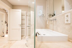 Douche, sèche-cheveux, serviettes fournies