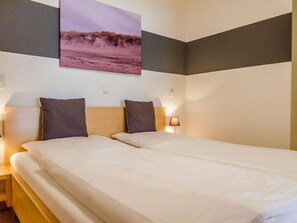 1 dormitorio, tabla de planchar con plancha, wifi y ropa de cama