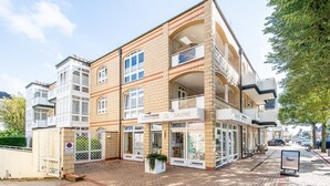 A multi-story building with a ground-level gallery and upper-level balconies. - Residence Bismarck, Whg. 5a - Residence Bismarck (Sylt)