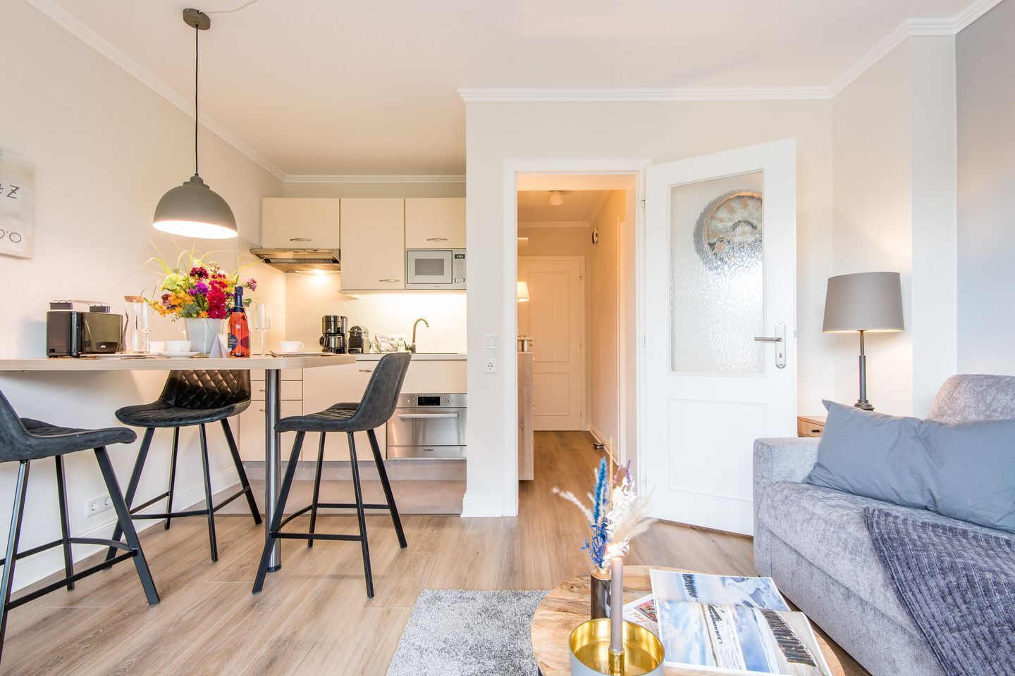 Un apartamento moderno con cocina, comedor y sala de estar.