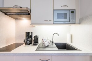 Kjøleskap, mikrobølgeovn, kokeplater og oppvaskmaskin