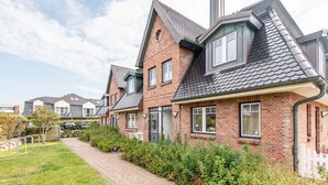 A row of modern brick houses with pitched roofs and large windows. - House Nordmarkgarten, Whg. 7 - House Nordmarkgarten (Sylt)
