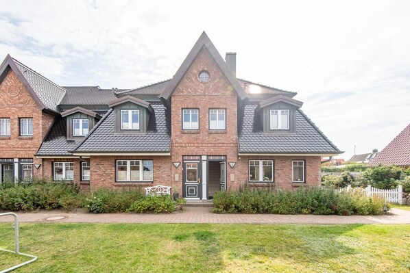 Unclassified image, 1 of 49, button