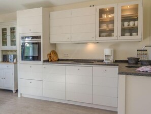 Fridge, microwave, oven, stovetop - House Hauke, Whg. 1 - House Hauke (Sylt)