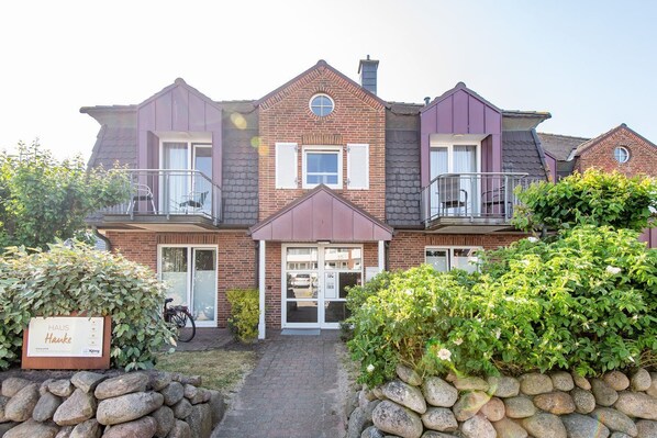 Unclassified image, 1 of 33, button