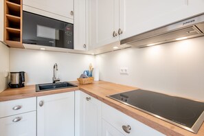 Réfrigérateur, four à micro-ondes, un four, surface de cuisson