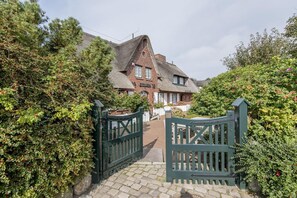 Exterior - Friesisch. Extravagant. Idyllisch. - Ferienhaus Pidder Lüng 1 - Objekt-id: Plk/01 - Ferienhaus (Kampen (Sylt))