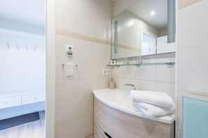 Shower, hair dryer, towels - Hanseatenhaus, Whg. 16 Bach - Hanseatenhaus (Sylt)