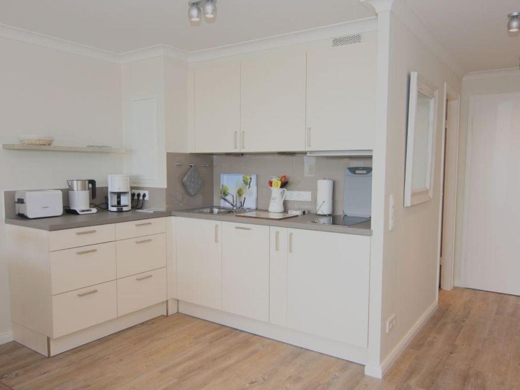 Coffee/tea maker, fridge, oven, stovetop