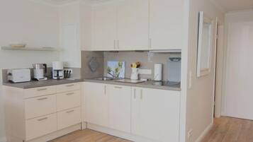 Coffee/tea maker, fridge, oven, stovetop