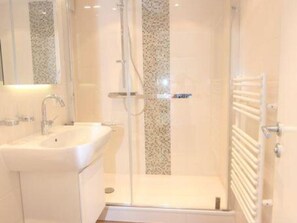 Shower, hair dryer, towels - Hanseatenhaus, Whg. 63 Michelsen - Hanseatenhaus (Sylt)