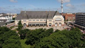 Un grande edificio storico con una torre imponente e un cortile centrale.