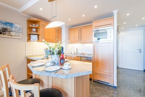 Een koelkast, een oven, een kookplaat, een vaatwasser