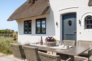 Outdoor dining - Ferienhaus Dünemwai Miarwüfki - Stilvoll. Reet. Kamin. - Ferienhaus Dünemwai "miarwüfki" - Objekt-id (Sylt)