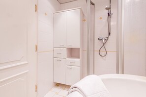 Douche, sèche-cheveux, serviettes fournies