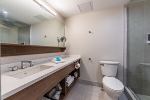 Habitación Premium | Baño | Regadera, regadera tipo lluvia, amenidades de baño gratuitas, pantuflas 