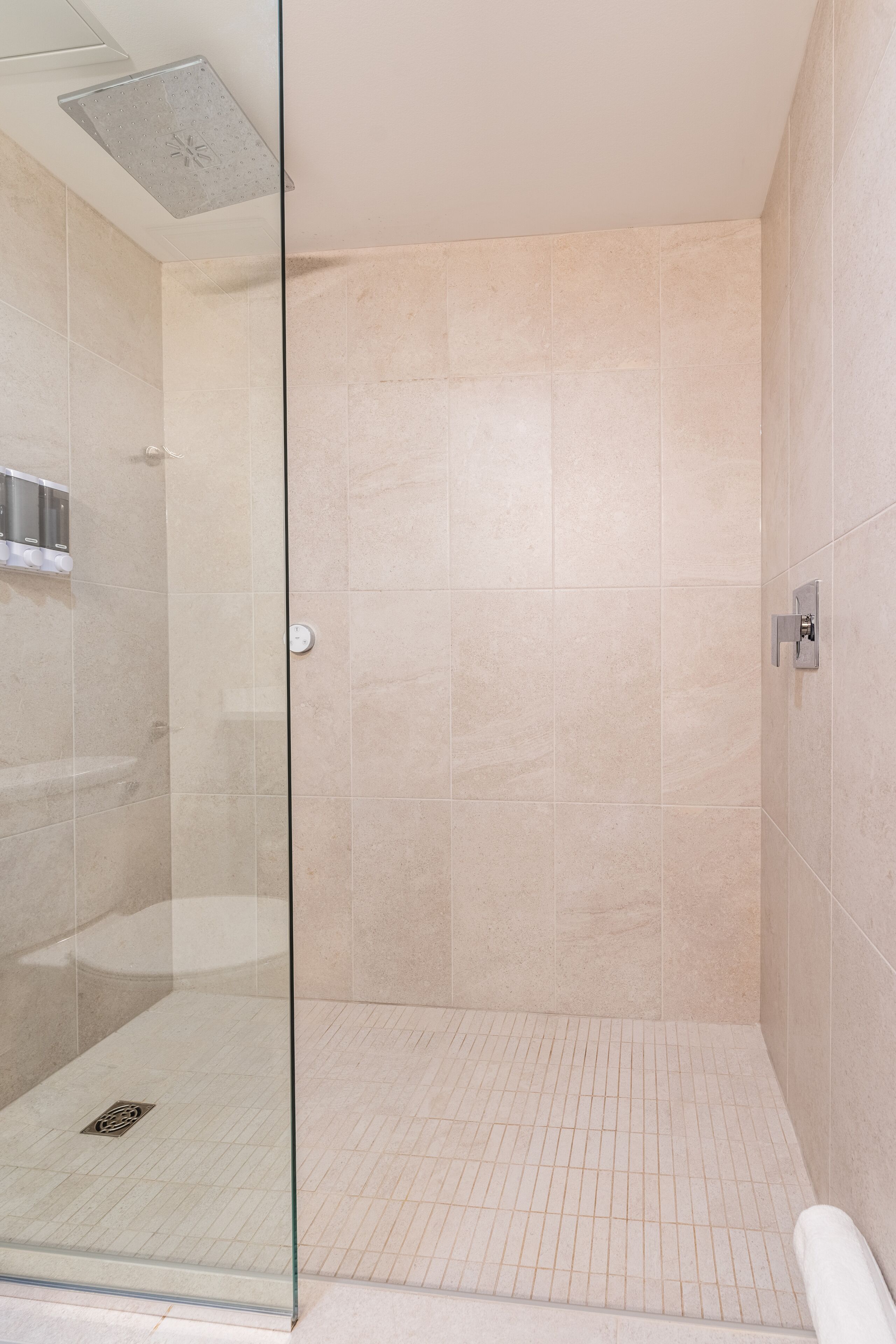 standard single room | bathroom | shower, rainfall showerhead, free toiletries, slippers