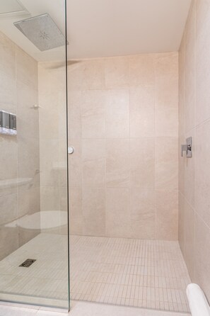 Premium Room | Bathroom | Shower, rainfall showerhead, free toiletries, slippers - Rooms at Riveredge (Golden)